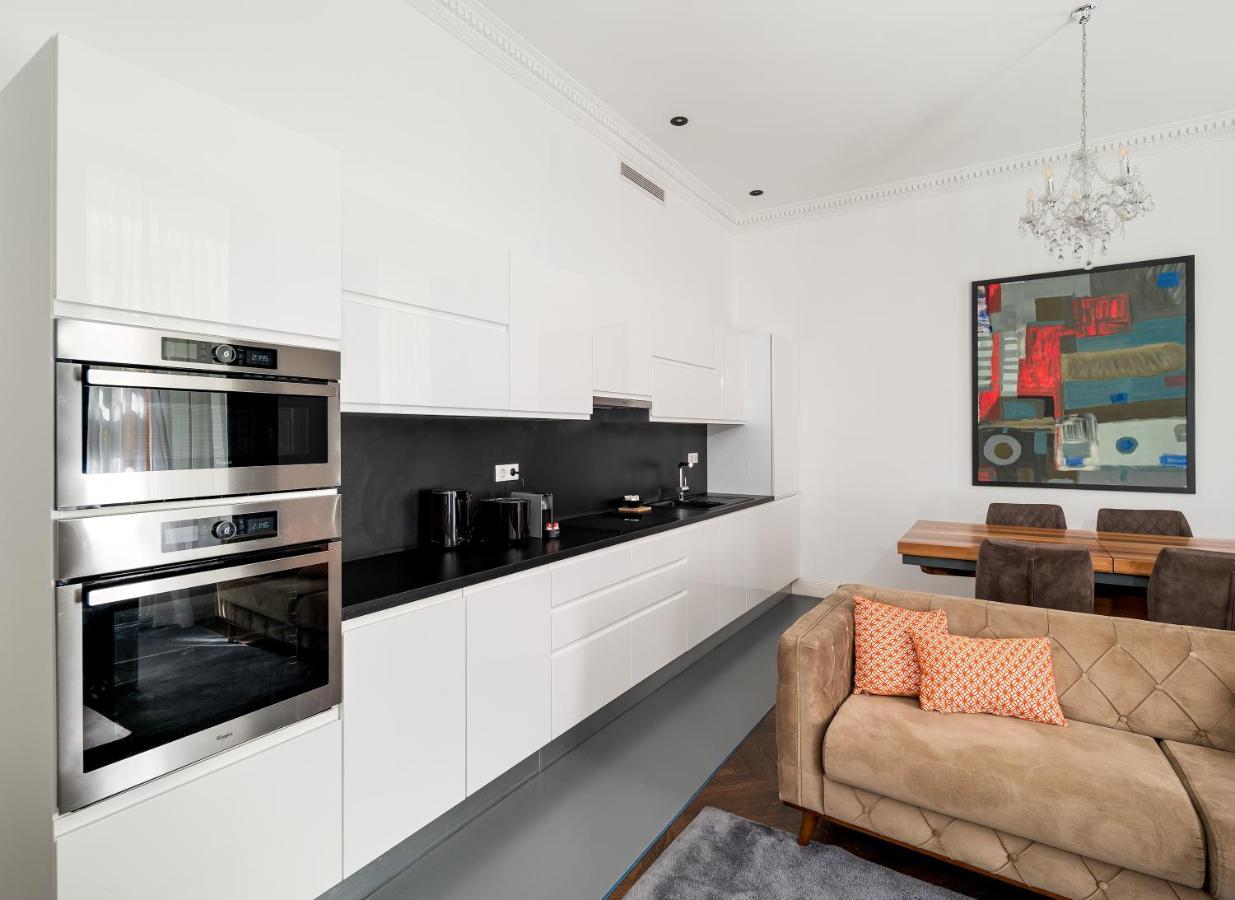 Zoya Luxury Residence ブダペスト エクステリア 写真 A kitchen in a private home