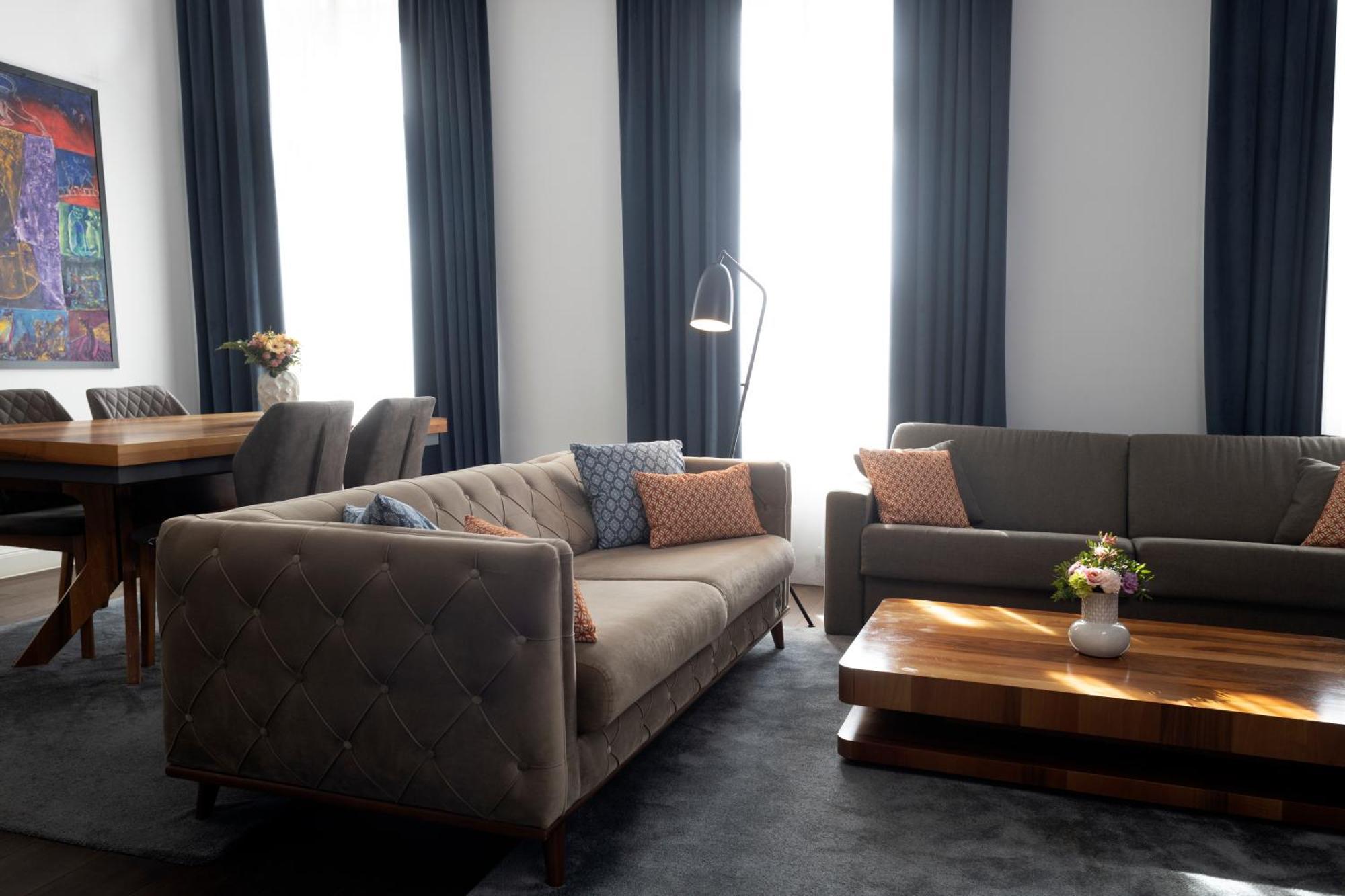 Zoya Luxury Residence ブダペスト エクステリア 写真 The living room of a two-bedroom apartment at the hotel