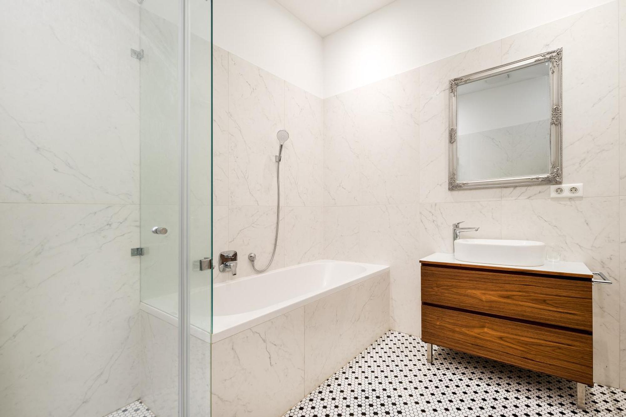 Zoya Luxury Residence ブダペスト エクステリア 写真 Bathroom with shower enclosure