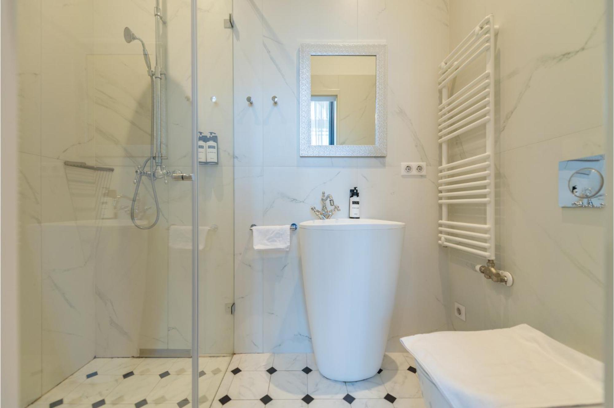 Zoya Luxury Residence ブダペスト エクステリア 写真 A modern bathroom