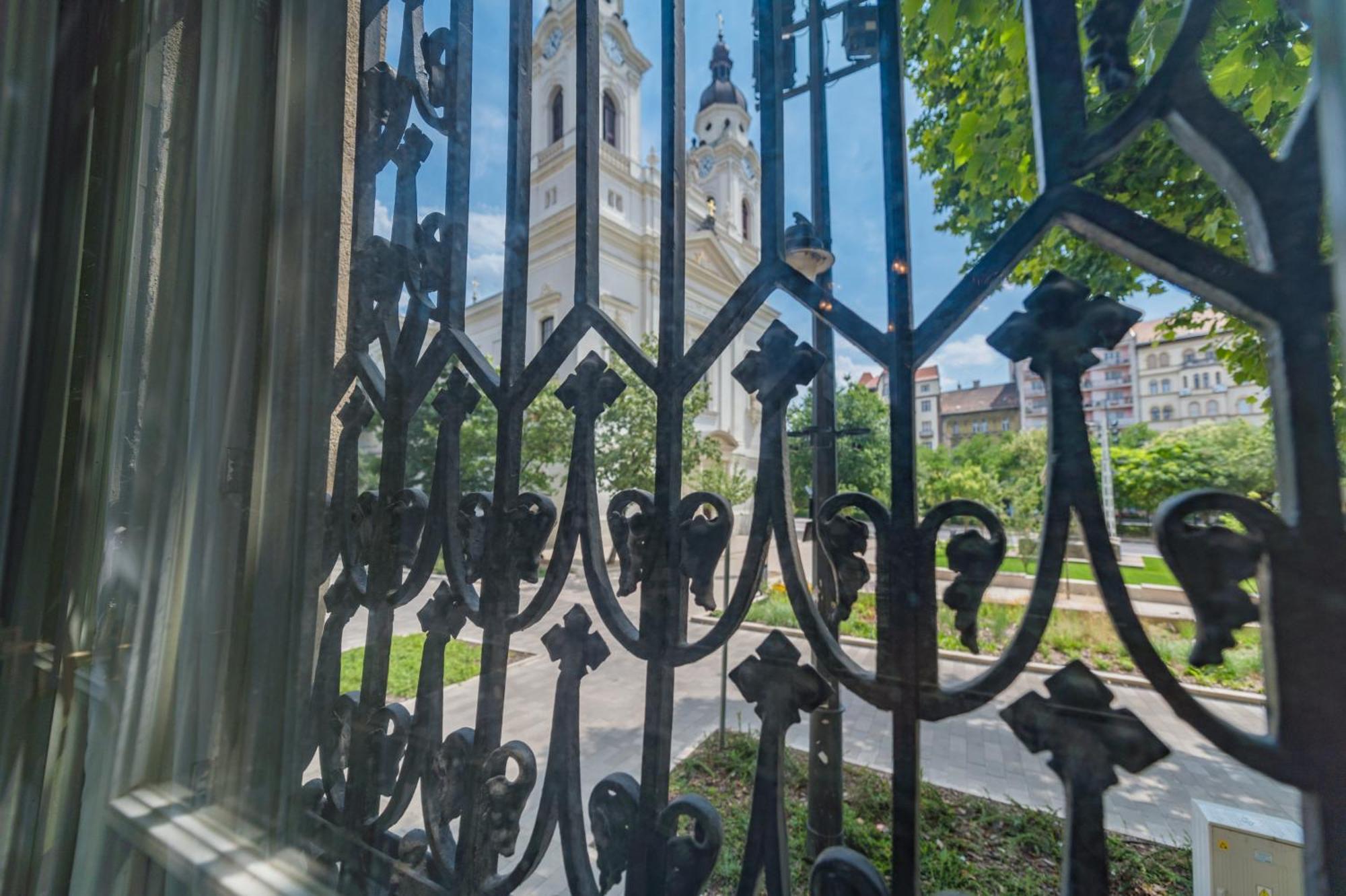 Zoya Luxury Residence ブダペスト エクステリア 写真 The church of Saint-Pierre-Saint-Paul