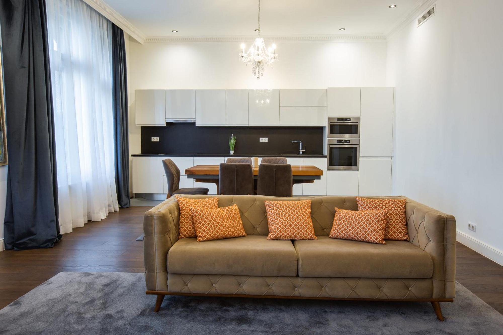 Zoya Luxury Residence ブダペスト エクステリア 写真 A living room with a sofa
