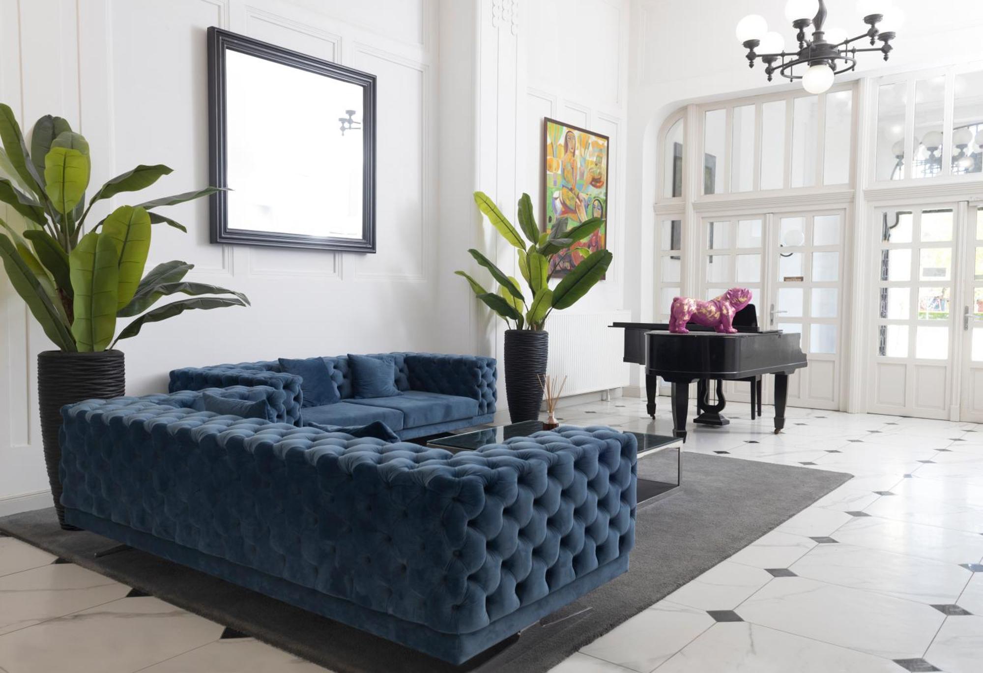 Zoya Luxury Residence ブダペスト エクステリア 写真 A blue velvet sofa