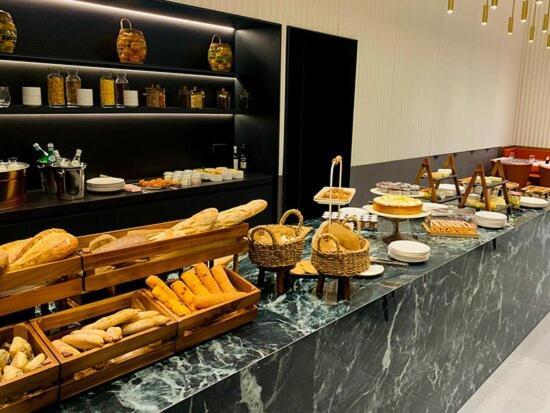 Zoya Luxury Residence ブダペスト エクステリア 写真 A buffet at a hotel