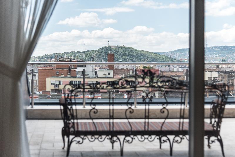 Zoya Luxury Residence ブダペスト エクステリア 写真 View of the mountain from the hotel